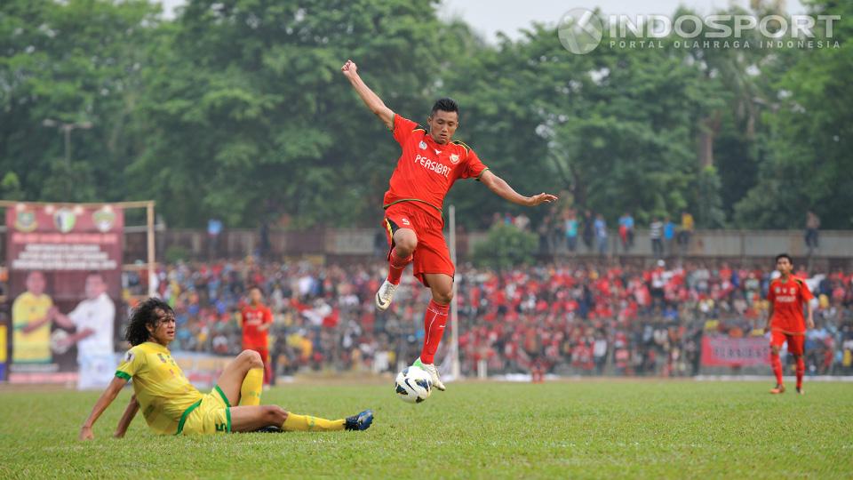 Dani Marvelous Namangge meloncat untuk menghindari hadangan pemain Cilegon United, Rico Fernanda. Pertandingan dilaksanakan di lapangan sepakbola Krakatau Steel, Cilegon, Banten, Minggu (28/09/14).